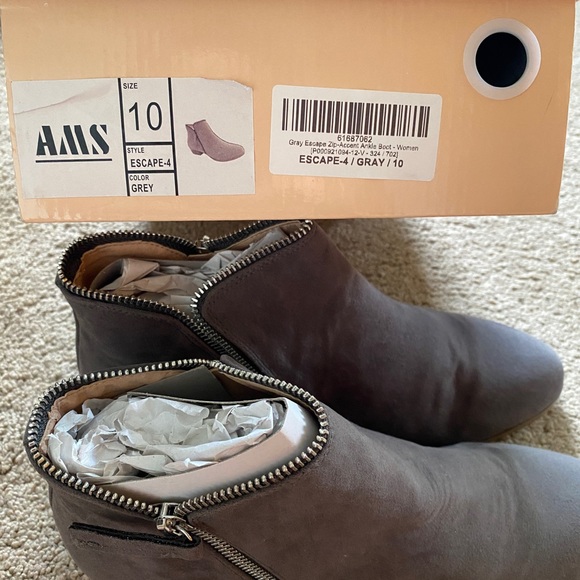 Size 10-grey boots - Picture 4 of 4